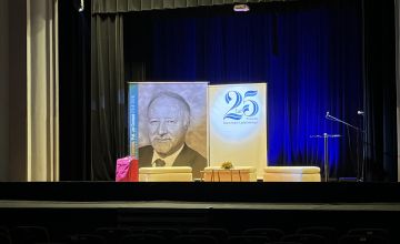 Scena wraz z ąciankami obrazującymi zdjęcie okładki książki o prof. J. Czempasie, logo 25-lecia Powiatu Bieruńsko-Lędzińskiego